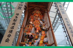 博多駅前に飾られた博多祇園山笠の九番山笠の飾り山で武者の人形や鮮やかな装飾が何段にも重ねられている様子