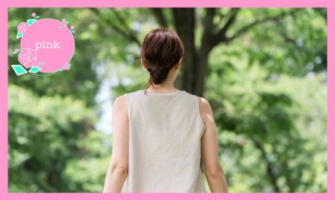 髪をアップにして、白のノースリーブを着ている女性の後ろ姿
