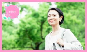 バックを肩にかけ、前を向いて颯爽と歩く女性