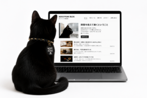 黒猫がパソコンでブログを見ている画像