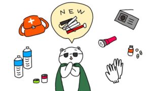 モリサワさんをを中心に、携帯用ラジオ、懐中電灯、軍手、薬、リュックなど、防災バックとその中身がイラストで描かれている。「NEW」と書かれた吹き出しには白杖が描かれている。