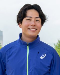 青いジャージを着た、若い青年