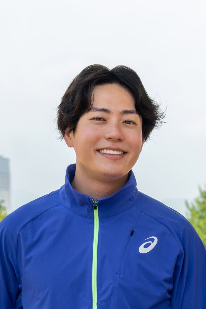 青いジャージを着た、若い青年